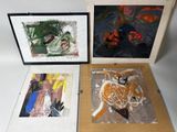 Trois tableaux de couleurs et de tailles différentes sont exposés dans une vitrine.