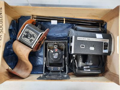 une boîte en bois contenant plusieurs anciens appareils photo