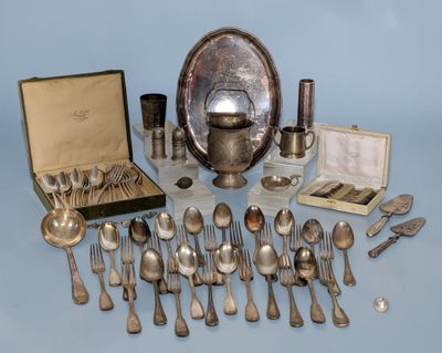 beaucoup de cuillères et de couverts en argent sur une table