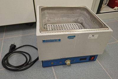 an image of a machine that is sitting on the floor