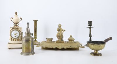 quatre types différents d'objets anciens posés sur un fond blanc
