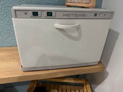 un lave-vaisselle blanc posé sur une étagère en bois