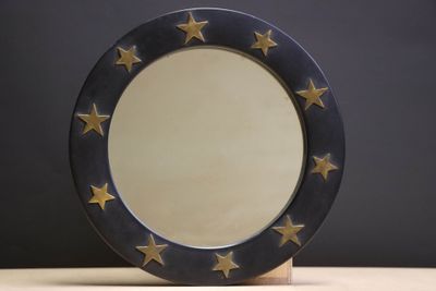 une assiette bleue et dorée ornée d'étoiles dorées