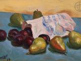 une peinture représentant des poires, des prunes et un sac posés sur une table