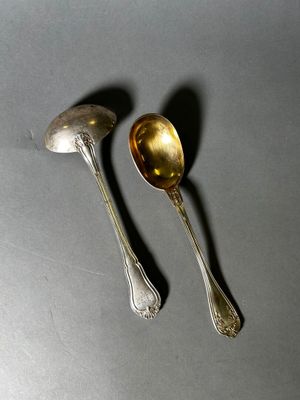 deux cuillères et une cuillère sur une table