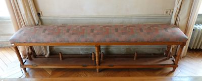 un banc posé à même le sol dans une pièce
