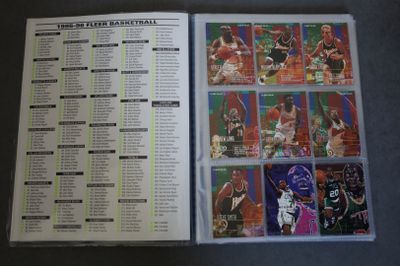 une image représentant un lot de cartes de basket-ball dans une boîte