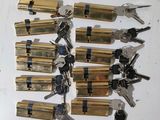 a lot of keys that are laying on a table