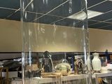 une cloche en verre posée sur une table dans un magasin