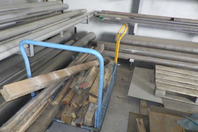 un tas de bois et de métal dans une zone de stockage