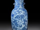 un vase bleu et blanc orné d'un dragon