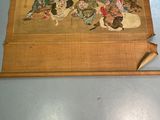 une photo d'un tableau accroché au mur, à côté d'une paire de crayons