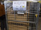 un chariot sur lequel sont posées quelques caisses dans un entrepôt