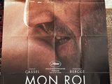 une affiche de cinéma représentant un homme barbu et moustachu