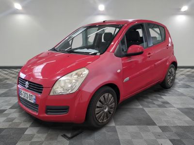 la petite voiture rouge est garée sur un sol en damier