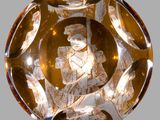 une plaque de verre sur laquelle est représentée une femme