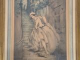 tableau représentant une femme en robe descendant un escalier