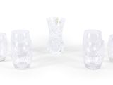 cinq vases transparents posés sur une table, sur fond blanc