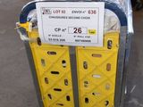 un chariot contenant de nombreux cartons dans un entrepôt