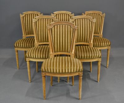 Suite de 6 CHAISES à dossier en chapeau de gendarme, en bois…