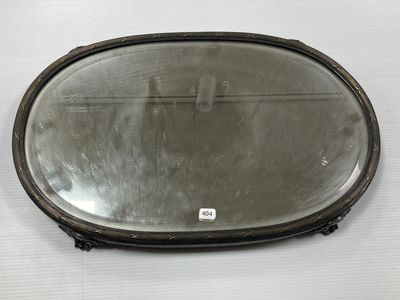 un miroir posé sur une surface blanche