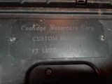 un gros plan d'une plaque métallique sur laquelle figure un nom