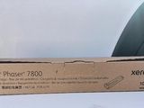 Le carton de la nouvelle imprimante Xerox Phaser 7600 est posé sur la table.