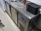une cuisine offrant beaucoup d'espace de plan de travail