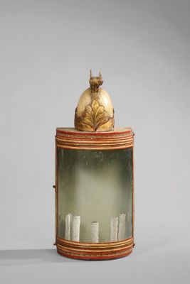 une petite boîte en verre contenant une bougie