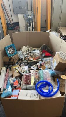 une boîte en carton remplie d'objets divers dans un garage