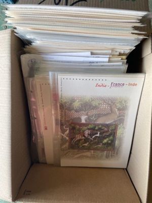 une boîte remplie de livres posée sur une table