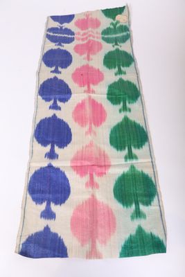 un gros plan sur une nappe ornée d'un motif représentant des arbres