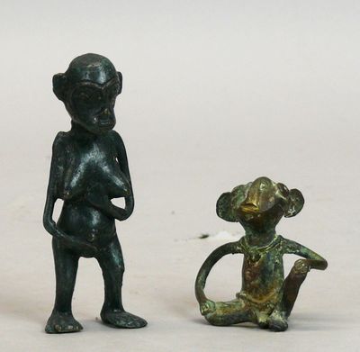 Deux statuettes en bronze à patine sombre figurant, l’une un…