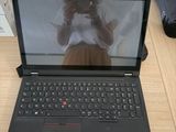 un ordinateur portable posé sur une table dans une pièce