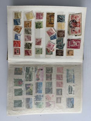 une photo d'une photo d'un livre avec des timbres