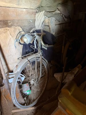 un vélo appuyé contre un mur dans une pièce