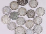 quelques pièces d'argent sont disposées en cercle sur une surface blanche