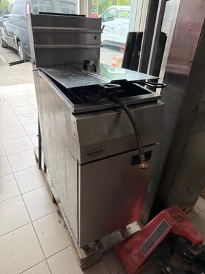 une photo d'une cuisinière à gaz professionnelle dans une cuisine professionnelle