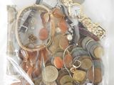 un sac rempli de pièces de monnaie et de porte-clés de toutes sortes