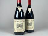 deux bouteilles de vin rouge posées l'une à côté de l'autre sur une table