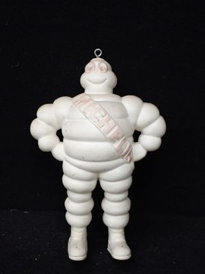 un gros plan sur une figurine représentant un homme avec une écharpe autour du cou