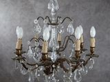 un gros plan d'un lustre orné de nombreuses lumières