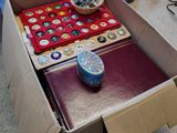 une boîte contenant des boutons et d'autres objets, posée sur une table