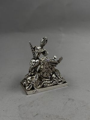 une figurine en argent représentant un homme à cheval