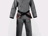un gros plan d'un kimono de karaté gris sur fond blanc