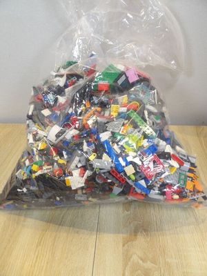 un sac rempli de Lego posé sur une table