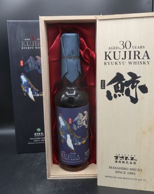 une photo d'une bouteille de whisky Kutura dans un coffret en bois