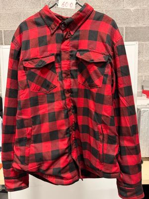 une chemise à carreaux rouges et noirs suspendue à un cintre