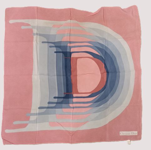 Cristian DIOR. 3 foulards en soie. Initiale D sur dégradé gris et
