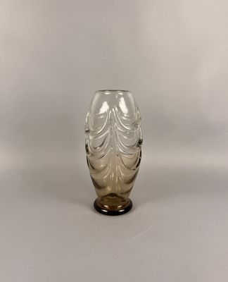 un vase en verre posé sur une table